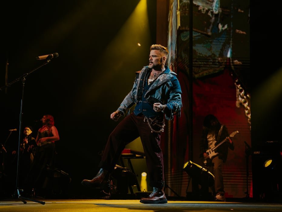 Con un repertorio de aproximadamente 40 canciones, el cantautor puertorriqueño se presentó ante su fanaticada con un lleno total de más de 15,000 asistentes.