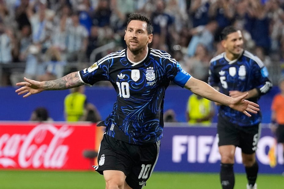 El capitán de Argentina, Lionel Messi (10), se convirtió en el primer jugador de la historia en anotar en siete partidos consecutivos del Mundial (2022-2026).