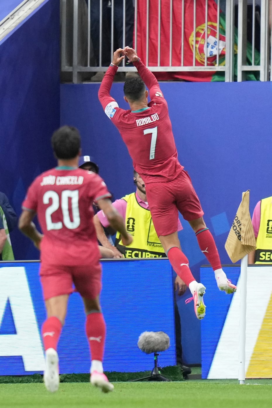 Cristiano Ronaldo realiza su tradicional celebración de gol.