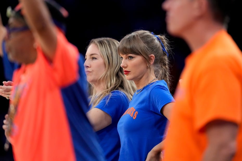 La estrella del pop Taylor Swift protagonizó la conocida ‘fila de los famosos’ en la noche del miércoles en el Madison Square Garden durante el cuarto partido de las Finales NBA entre los New York Knicks y San Antonio Spurs.