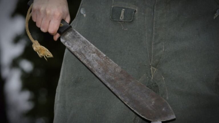 Un hombre enfrenta cargos de intento de asesinato tras agredir con machete en San Juan.