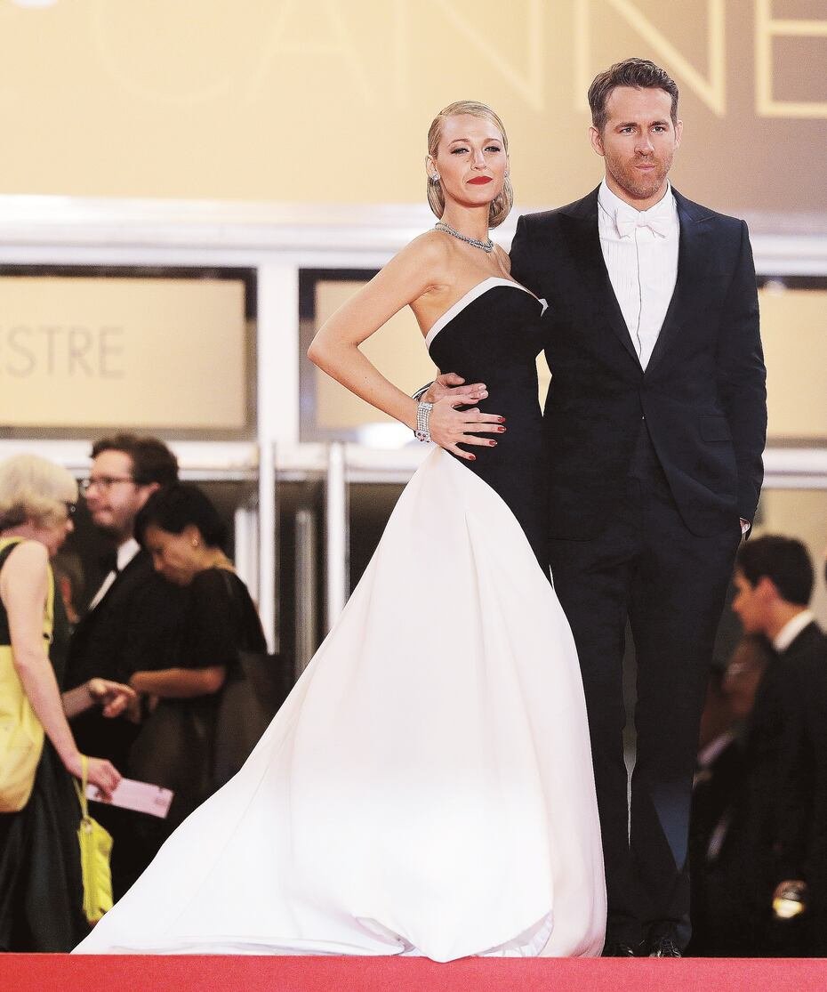 2014 - En su primera vez en Cannes, Lively lució un elegante vestido Gucci blanco y negro para asistir el estreno de la película “The Captive”.