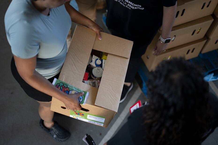 Mientras el evento ocurría en la cancha del Centro Amor, empleados de la Red y residentes de Barrio Obrero llevaron cajas de alimentos a familias de inmigrantes que, por temor, no salen de sus hogares.