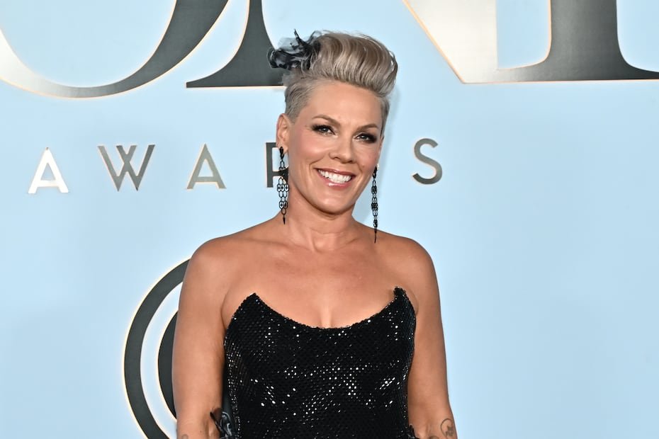 La cantante Pink llega a la edición 79 de los premios Tony en Radio City Music Hall en New York.