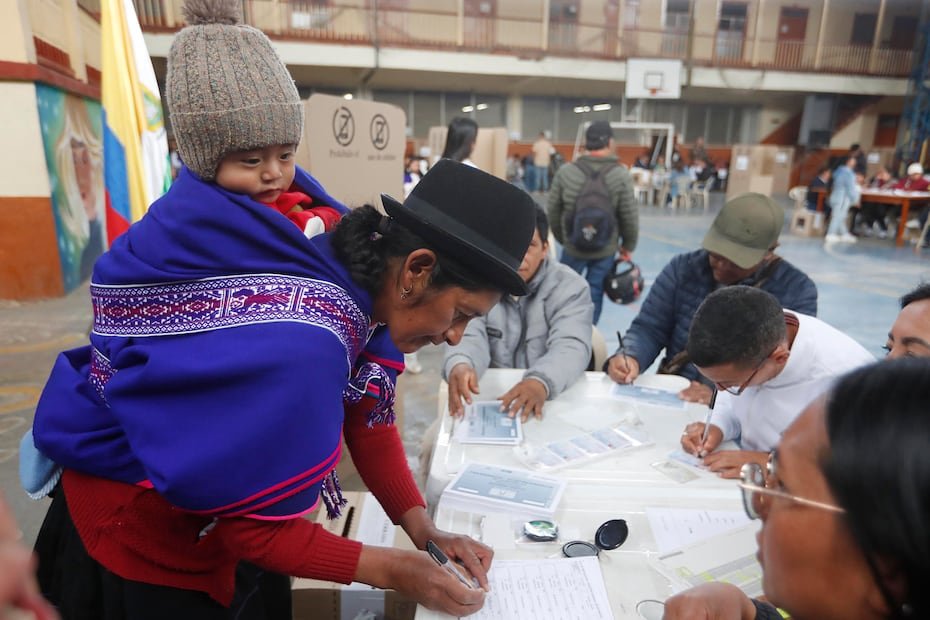 Los dos candidatos proponen estrategias para evitar que el país sudamericano vuelva a sufrir la violencia implacable e incesante —como los atentados con coches bomba, los secuestros, las desapariciones y los desplazamientos forzados— que padecieron los colombianos en décadas anteriores.