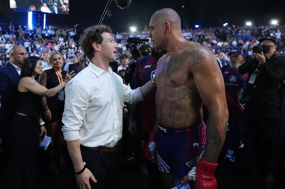Alex Pereira saluda al director ejecutivo de Meta, Mark Zuckerberg, después de su derrota en la pelea por el título interino de peso pesado.