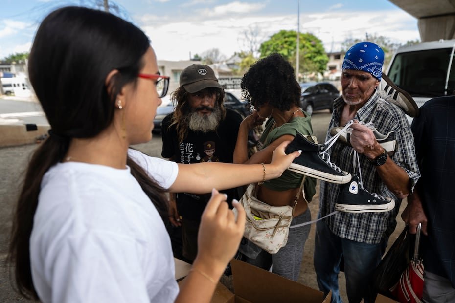 Durante una tarde reciente, un grupo de voluntarias entregó zapatos usados en la zona del puente.