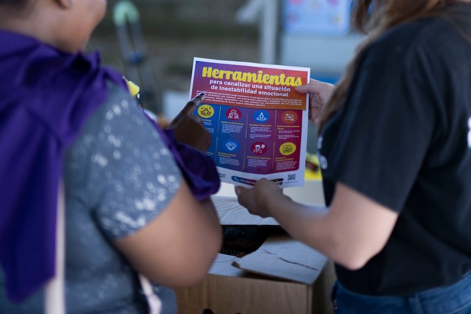 Profesionales de la conducta humana ofrecieron herramientas de manejo de emociones a los padres y madres que llegaron a la entrega de alimentos.