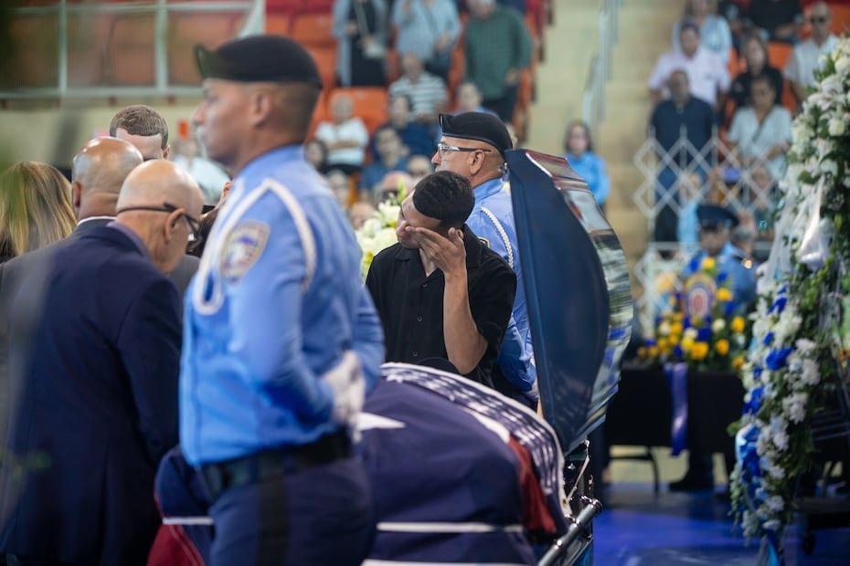 En un ambiente cargado de solemnidad, en el que se destacó su legado de casi 23 años de servicio en la Policía de Puerto Rico, el agente Eddie Santiago Renta fue ascendido póstumamente al rango de coronel; el más alto otorgado en la Uniformada.