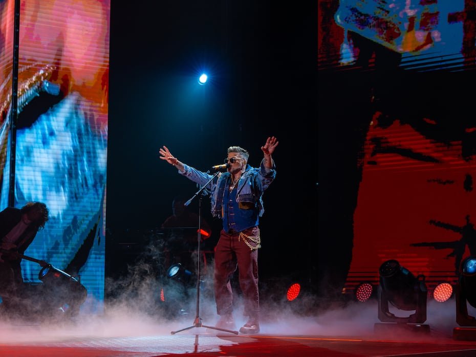 El repertorio recorrió sus mayores éxitos, incluyendo "Calma", "Vivo", "La Fiesta" y "Estoy enamorado", además de varias de las nuevas canciones de su reciente álbum La Carretera, como "Sabe bien", "Esto se jodió" y "Existo".