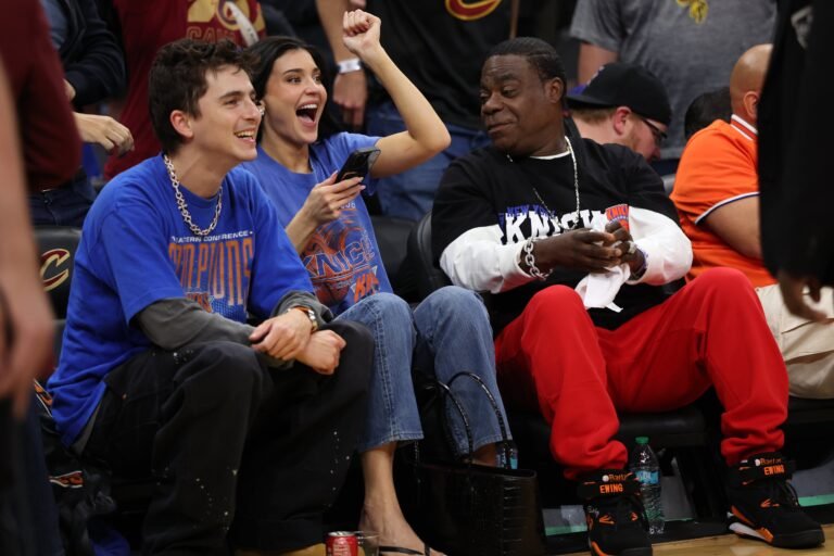 Los Knicks de Nueva York subastan asientos privilegiados junto a celebridades para caridad.