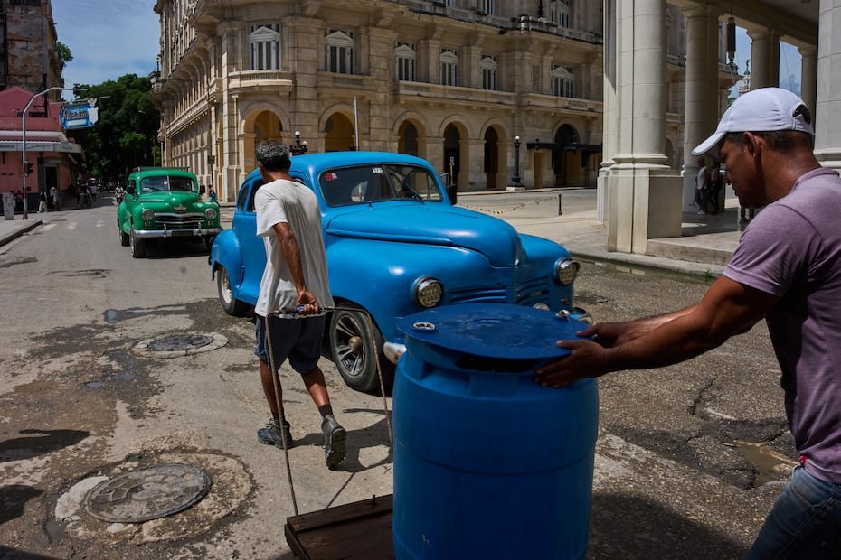Los desechos se acumulan cerca de escuelas, restaurantes y paradas de taxis. Hay calles parcialmente bloqueadas por la basura, mientras automóviles, bicis y peatones pasan esquivándola. Los vecinos se quejan de que los camiones recolectores trabajan irregularmente.