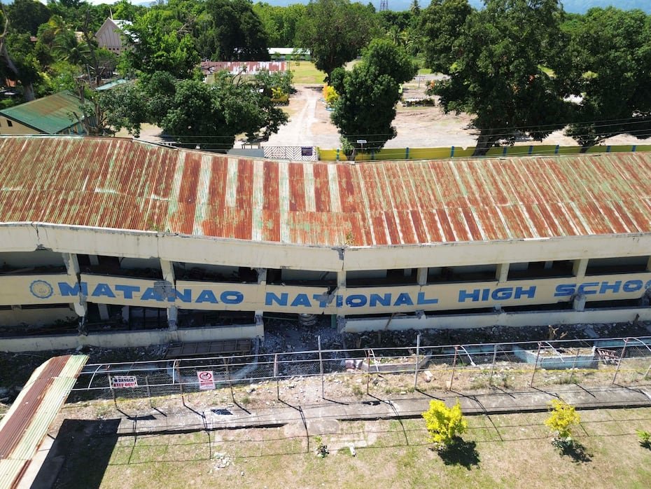 Las autoridades han advertido a la población pedir consejo antes de regresar a los edificios y casas dañados, que podrían derrumbarse debido a las réplicas.