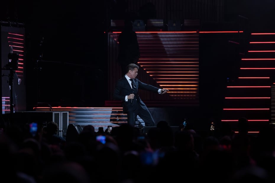 El concierto también contó con un momento en el que Luis Miguel desplegó su amor por el género del “big band”, cantando los temas “Sonríe” y “Come Fly With Me”.