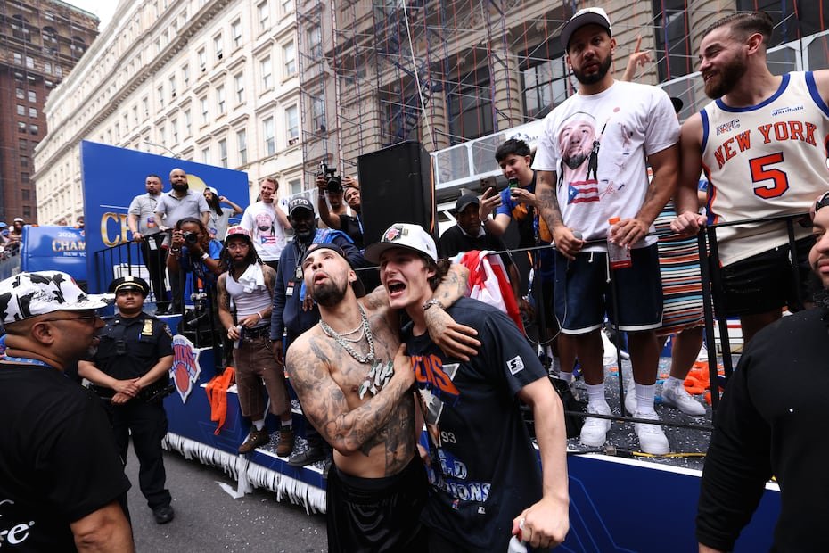 Alvarado junto a su compañero Tyler Kolek Lower Manhattan's "Canyon of Heroes" en Broadway.