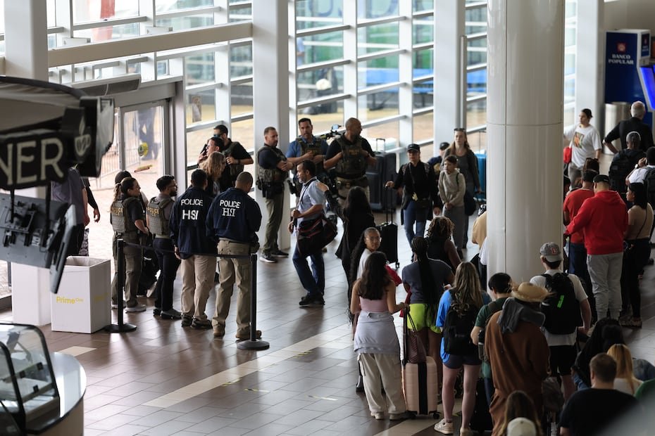 A los agentes se les vio en el área de las filas de los pasajeros que se dirigen a ser verificados por personal de la Administración de
Seguridad del Transporte (TSA, por sus siglas en ingles) antes de entrar a los aviones.
