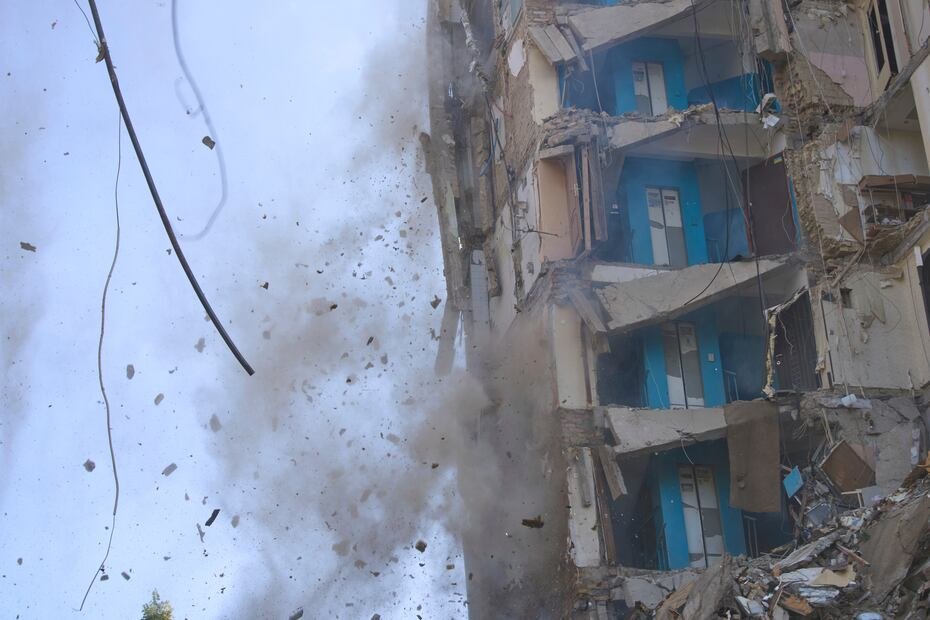 Rusia lanzó un ataque a la capital ucraniana de Kiev en la noche de lunes 16 de junio de 2025. (AP Photo/Efrem Lukatsky)