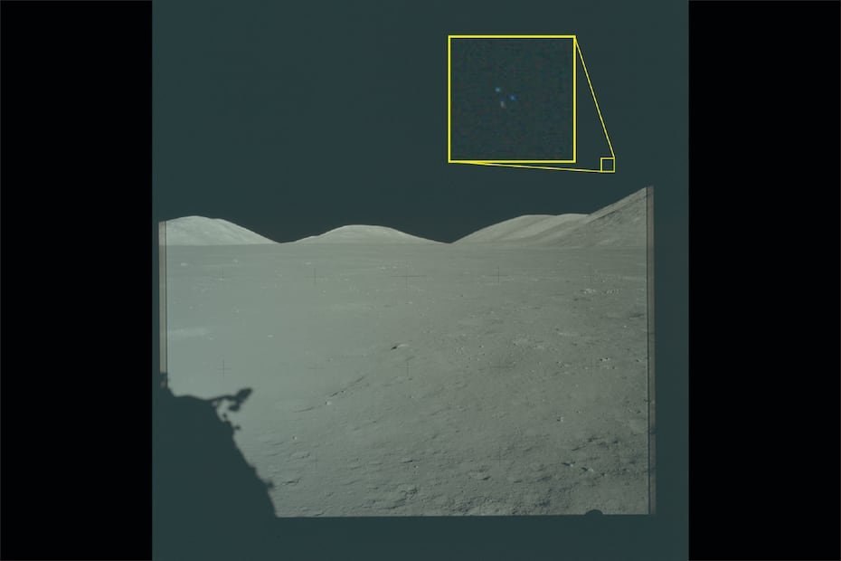 Imagen de archivo de la misión Apolo 17 a la Luna. El recuadro amarillo contiene un área ampliada de la foto original, en la que se observan tres luces sobre el terreno lunar.