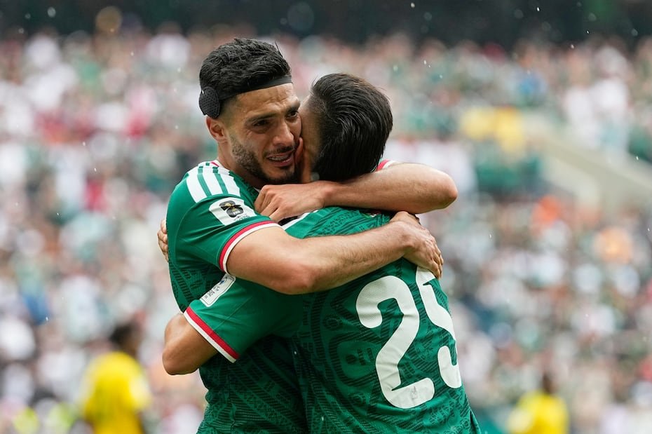 El mexicano Raúl Jiménez abraza a su compañero Roberto Alvarado, a la derecha, tras marcar el segundo gol de su selección durante el partido de fútbol del Grupo A del Mundial entre México y Sudáfrica.