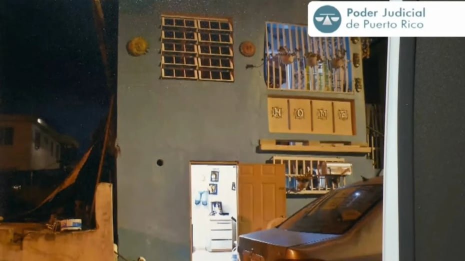 Desde otro ángulo, la residencia que fue allanada en el sector El Coquí en Aibonito.