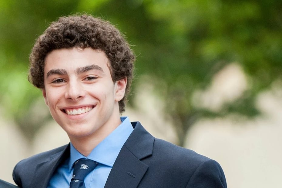 Mangione nació y creció en Maryland, en el seno de una familia acomodada y dueña de varios clubs de música country, centros de salud y compañías inmobiliarias.
