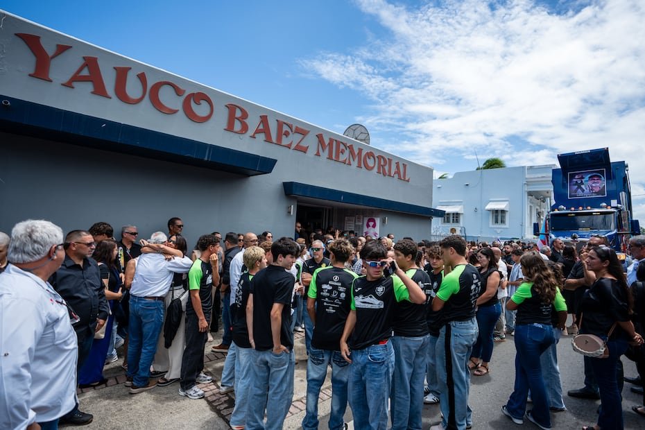 Cientos de personas llegaron a la funeraria Yauco Báez Memorial para honrar el legado del biólogo marino Roberto Antonio Viqueira Ríos, asesinado la pasada semana tras una disputa vecinal.