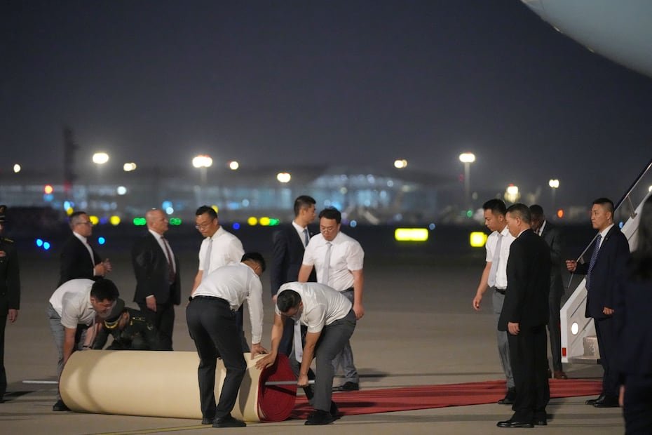 Trabajadores desplegaron una alfombra roja tras la llegada del presidente Donald Trump a bordo del Air Force One, al Aeropuerto Internacional de Pekín-Capital, en Pekín.