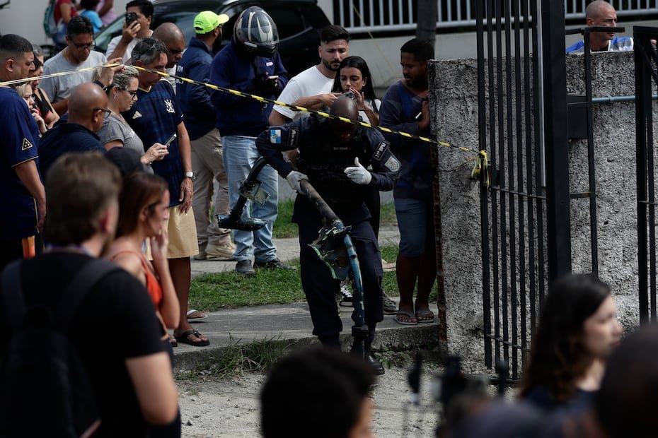 El alcalde de Río de Janeiro, Eduardo Cavaliere, aclaró que el incendio ya fue controlado y que los equipos de bomberos aún permanecen en el lugar para remover los restos de las aeronaves y los automóviles afectados