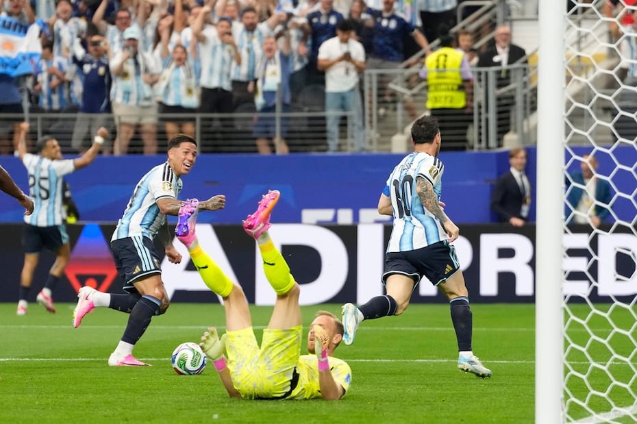 El arquero austriaco Alexander Schlager no logra detener el remate a gol del astro argentino Lionel Messi en el partido por el Grupo J del Mundial.