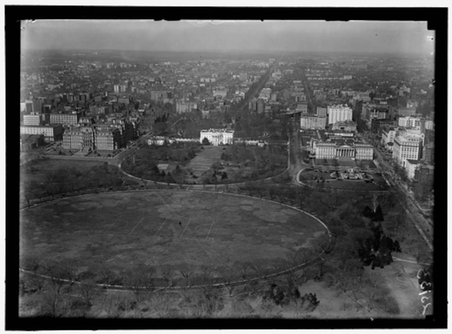 Esta fotografía, cedida por la Biblioteca del Congreso, muestra una vista de la Casa Blanca desde el Monumento a Washington, tomada en algún momento entre 1913 y 1918. Trump ordenó la demolición del Ala Este como parte de su esfuerzo por construir un salón de baile.