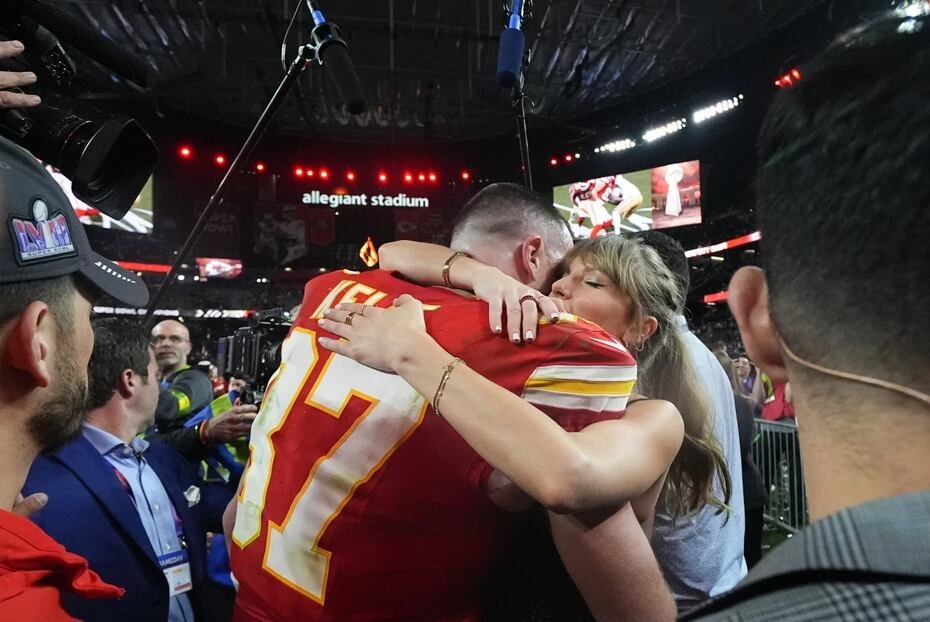 Taylor Swift abraza al ala cerrada de los Kansas City Chiefs, Travis Kelce, después del Super Bowl 58 de la NFL contra los San Francisco 49ers, el 11 de febrero de 2024, en Las Vegas. Los Chiefs ganaron 25-22 contra los 49ers. (Foto AP/Julio Cortez, Archivo)