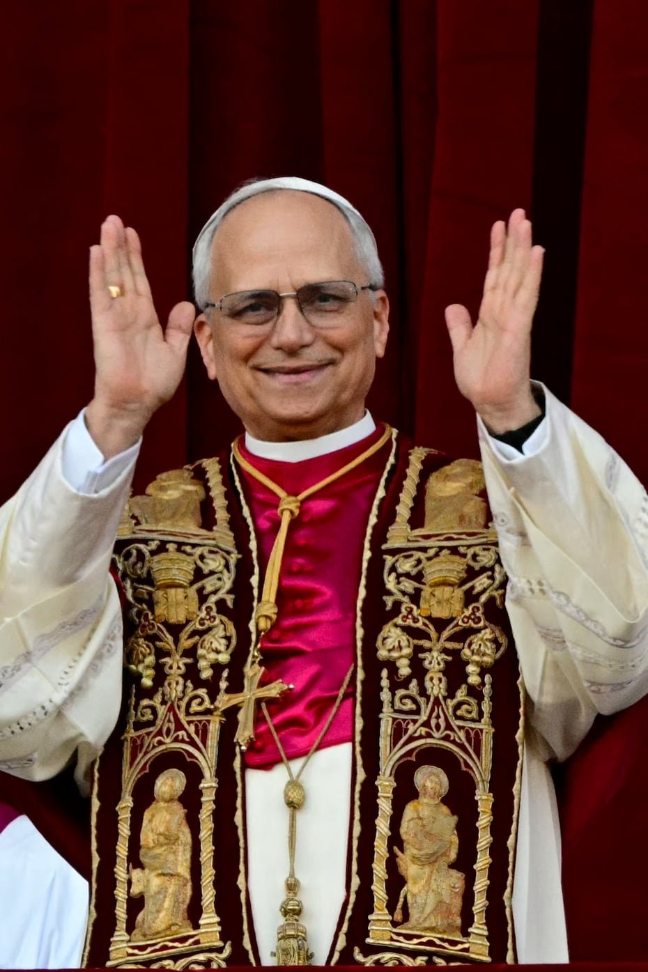 León XIV saluda con emoción visible desde el balcón del Vaticano.