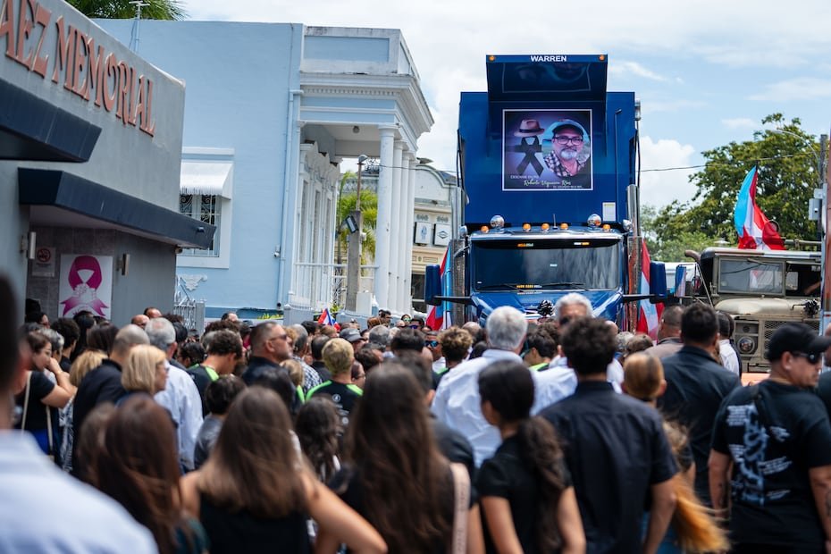Personas de distintos puntos del archipiélago puertorriqueño se fundieron en un abrazo solidario ante la tragedia que consternó al país.