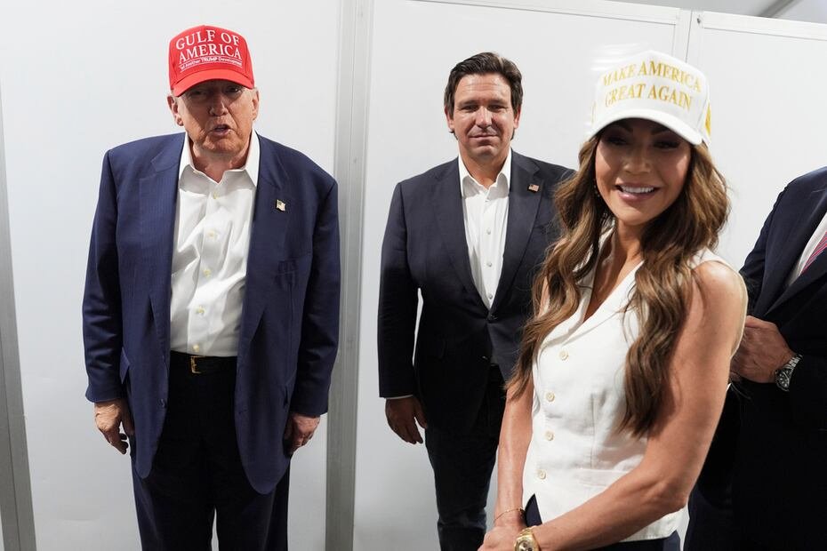 El presidente Donald Trump conversa con la prensa en compañía de Noem y DeSantis. Las autoridades prevén que el lugar acoja hasta a 5,000 migrantes como parte de los esfuerzos antimigratorios de la administración republicana.