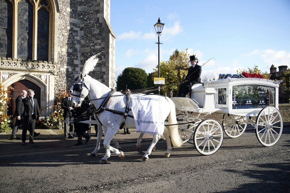 El féretro con los restos de Liam Payne camino a la iglesia.
