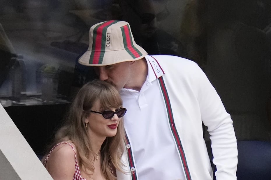 Taylor Swift recibe un beso del ala cerrada de los Kansas City Chiefs, Travis Kelce, al llegar para ver el partido entre Jannik Sinner, de Italia, y Taylor Fritz, de Estados Unidos, durante la final individual masculina del Abierto de Estados Unidos de tenis, el 8 de septiembre de 2024, en Nueva York. (Foto AP/Frank Franklin II, Archivo)