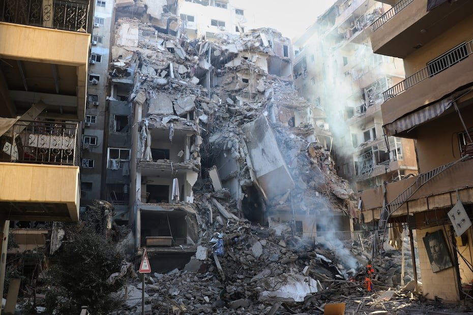 Un edificio destruido tras ser alcanzado en un ataque aéreo israelí en la ciudad portuaria sureña de Tiro, Líbano.