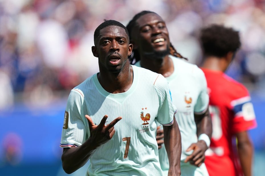 Ousmane Dembele, actual Balón de Oro, festeja tras anotar un hat-trick contra Noruega. El francés actualmente suma cuatro goles y una asistencia.