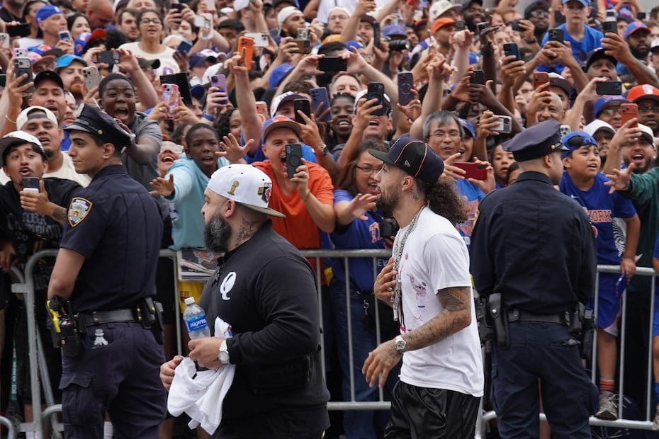 Alvarado llega a la parada ante la euforia de miles de fanáticos en Nueva York.(AP Photo/Ryan Murphy)
