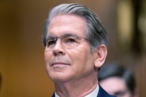 Scott Bessent esquiva preguntas sobre inmunidad fiscal de Trump, generando frustración en el Senado.