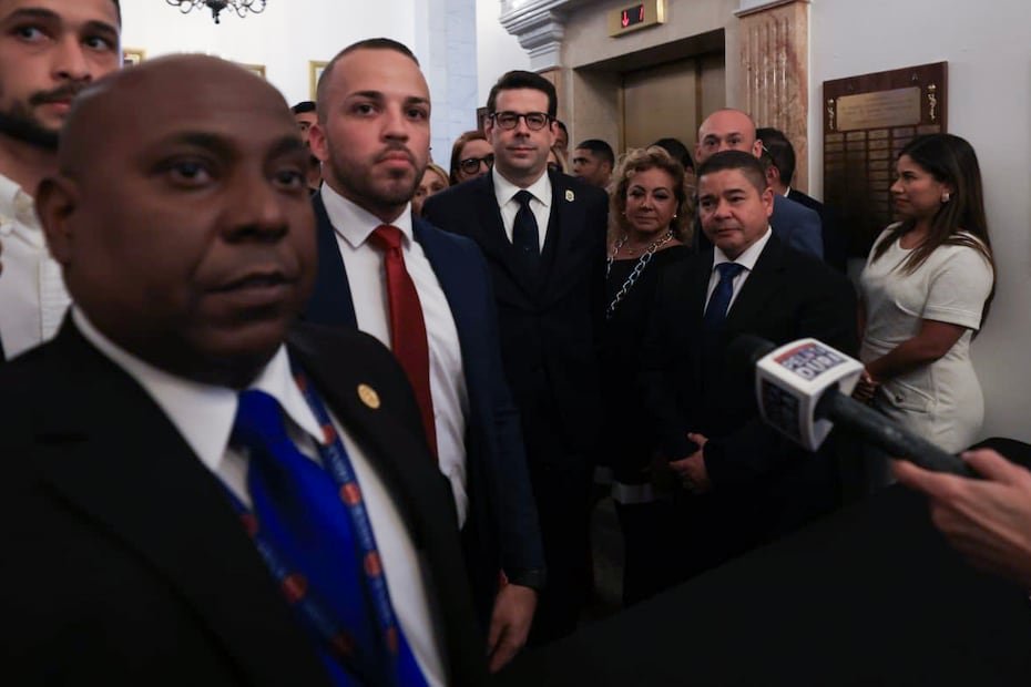 La Comisión es dirigida por Thomas Rivera Schatz, para que “rinda cuentas comprensivas” sobre el rol que desempeña como jefe del Gabinete de la gobernadora Jenniffer González y como director ejecutivo de la Autoridad de Asesoría Financiera y Agencia Fiscal (AAFAF).