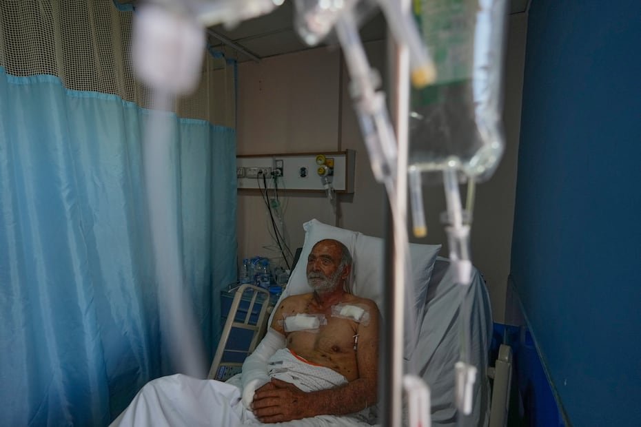 El Ministerio de Exteriores de Irán calificó los ataques como una violación del alto el fuego y advirtió que Washington asumiría la responsabilidad por “todas las consecuencias”, sin dar detalles. En la imagen, Kassem Azzam, de 64 años, quien resultó herido en el ataque israelí.