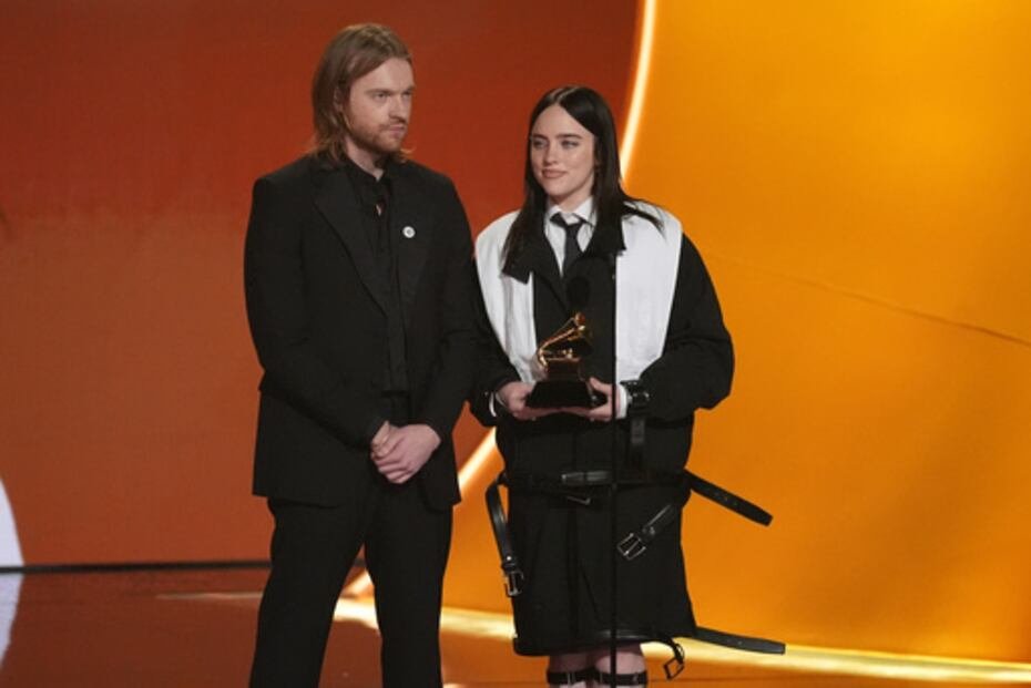 Finneas, a la izquierda, y Billie Eilish aceptan el premio a Canción del Año por “Wildflower”.