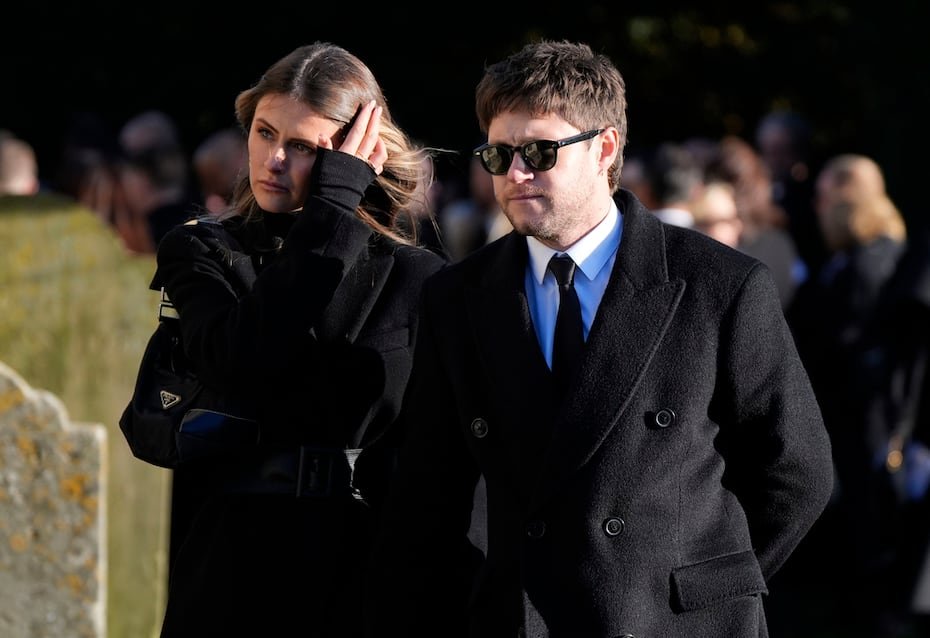 Su amigo, Niall Horan y exintegrante de One Direction caminando durante el servicio funeral.(Andrew Matthews/PA via AP)