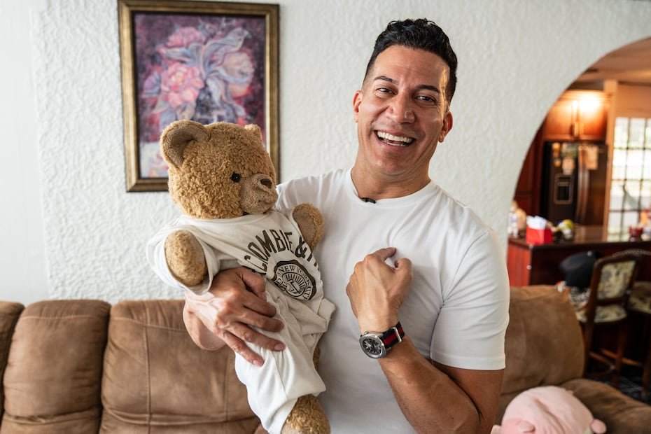 Alex DJ nos muestra su oso de peluche desde ka sala de la casa de su madre en Las Piedras.