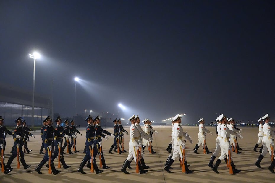 Una guardia de honor tomó posición para una ceremonia de bienvenida.