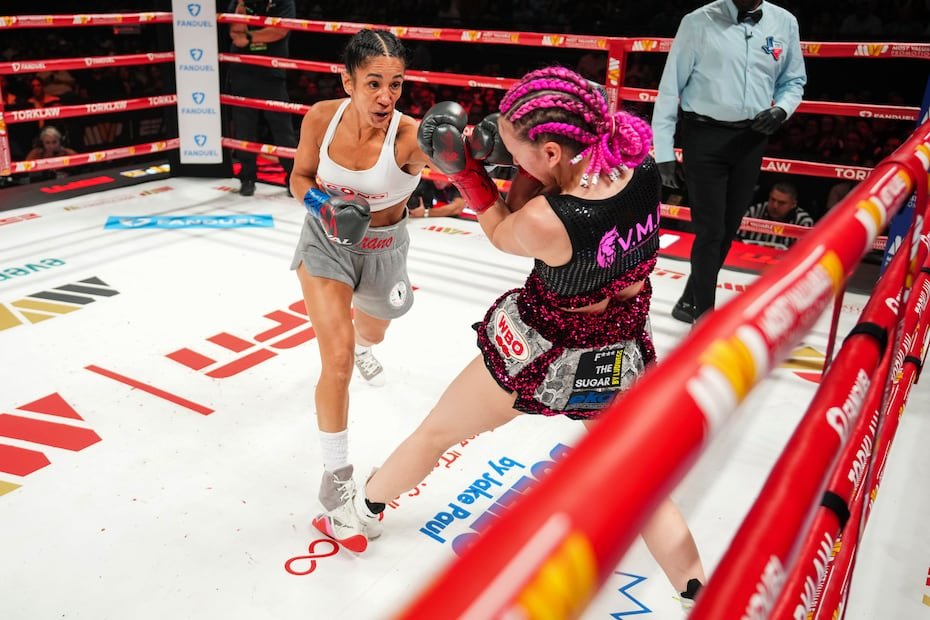 Amanda Serrano le conecta un jab a la alemana Cheyenne Hanson durante su pelea el sábado en Texas.