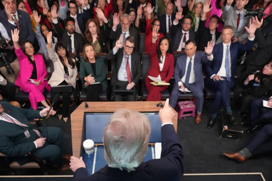 El presidente habla con los periodistas durante una rueda de prensa en la cual dijo que no le preocupan “en absoluto” los crímenes de guerra al amenazar con destruir plantas eléctricas en Irán.