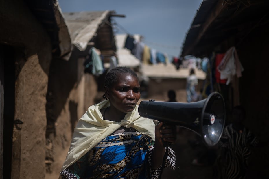 Machozi Naumi, de 45 años, durante una campaña para crear conciencia sobre el ébola en un campamento para desplazados ubicado en terrenos del Instituto Superior de Pedagogía, el martes 26 de mayo de 2026, en Bunia