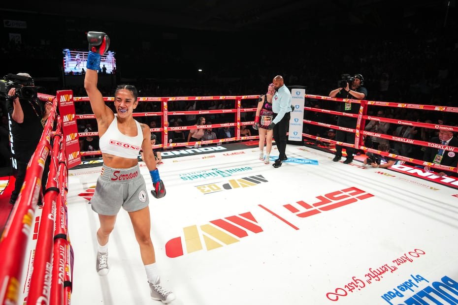 Amanda Serrano festeja su nocaut sobre Cheyenne “Pepper” Hanson.